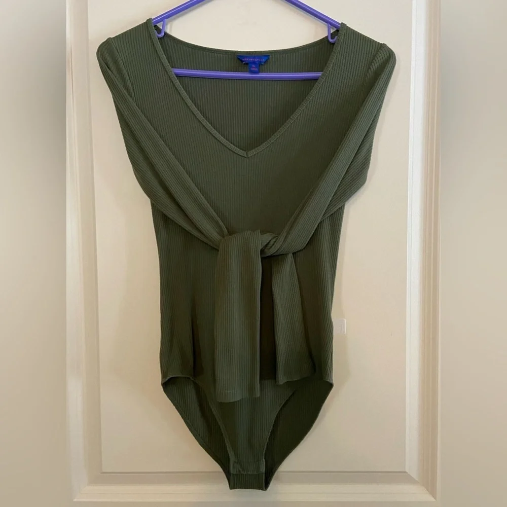 Aeropostale GUC Sz-XS Ribbed Bodysuit-3 Small Snaps-Long Sleeves, Low V-Neckline - Picture 6 of 16